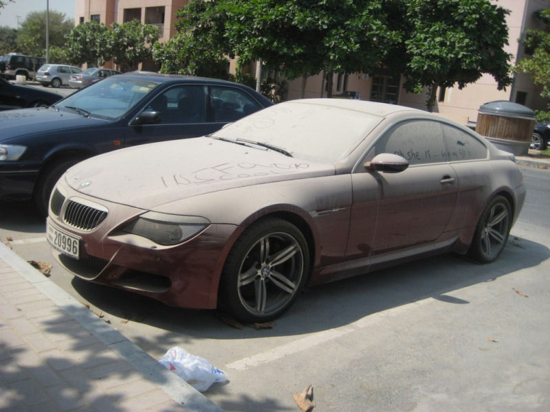 Dubai tem um problema de carros de luxo abandonados 17