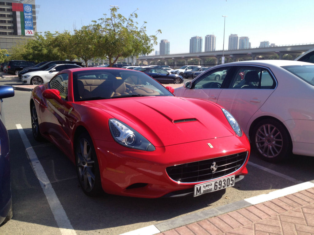 Estacionamento de universidade em Dubai se assemelha a uma exposio de carros de luxo 01