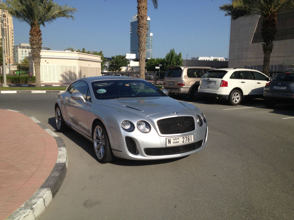 Estacionamento de universidade em Dubai se assemelha a uma exposio de carros de luxo 09