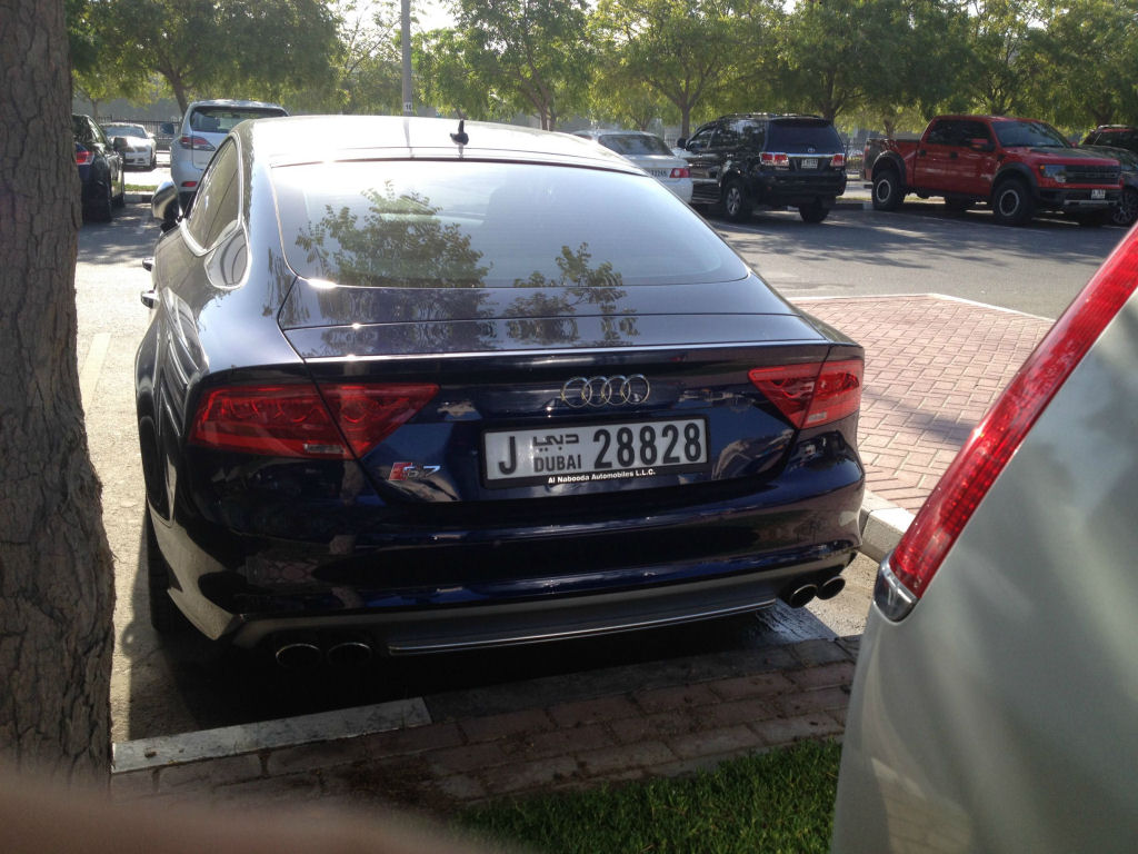 Estacionamento de universidade em Dubai se assemelha a uma exposio de carros de luxo 13