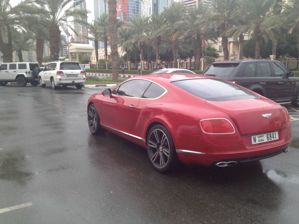 Estacionamento de universidade em Dubai se assemelha a uma exposio de carros de luxo 18
