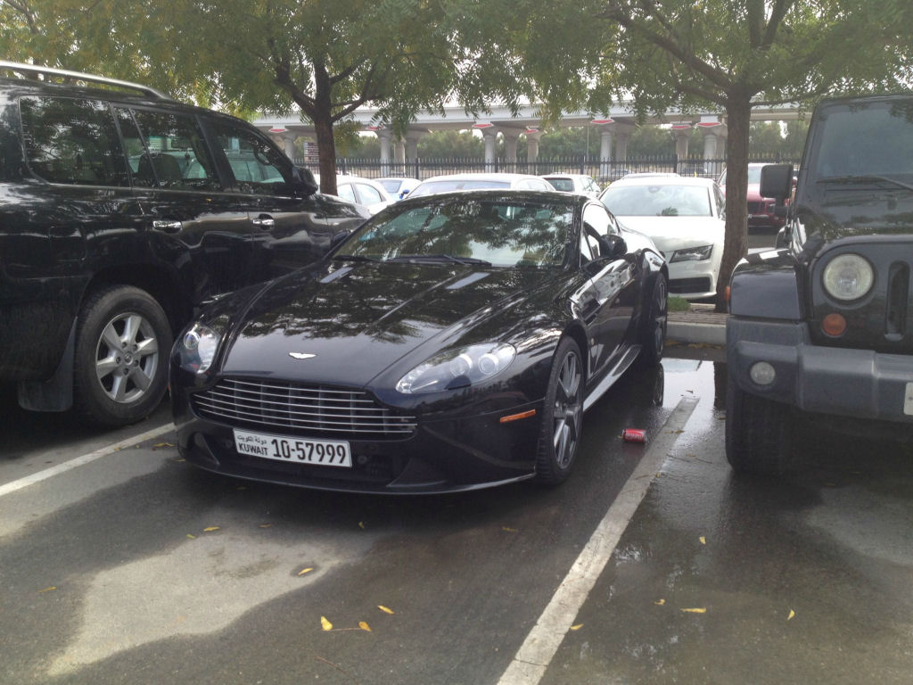 Estacionamento de universidade em Dubai se assemelha a uma exposio de carros de luxo 24