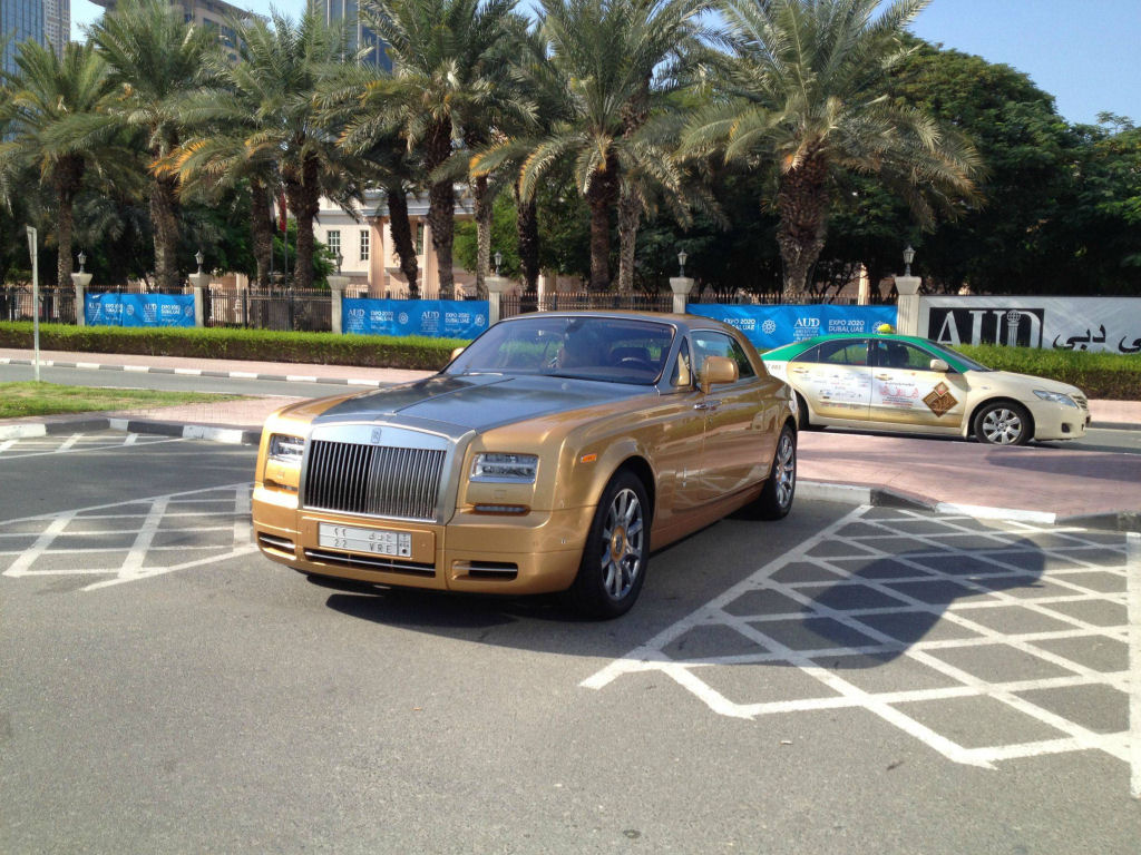 Estacionamento de universidade em Dubai se assemelha a uma exposio de carros de luxo 27
