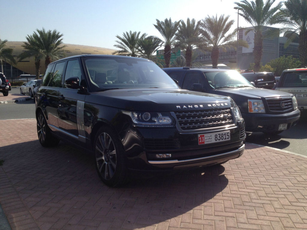 Estacionamento de universidade em Dubai se assemelha a uma exposio de carros de luxo 29