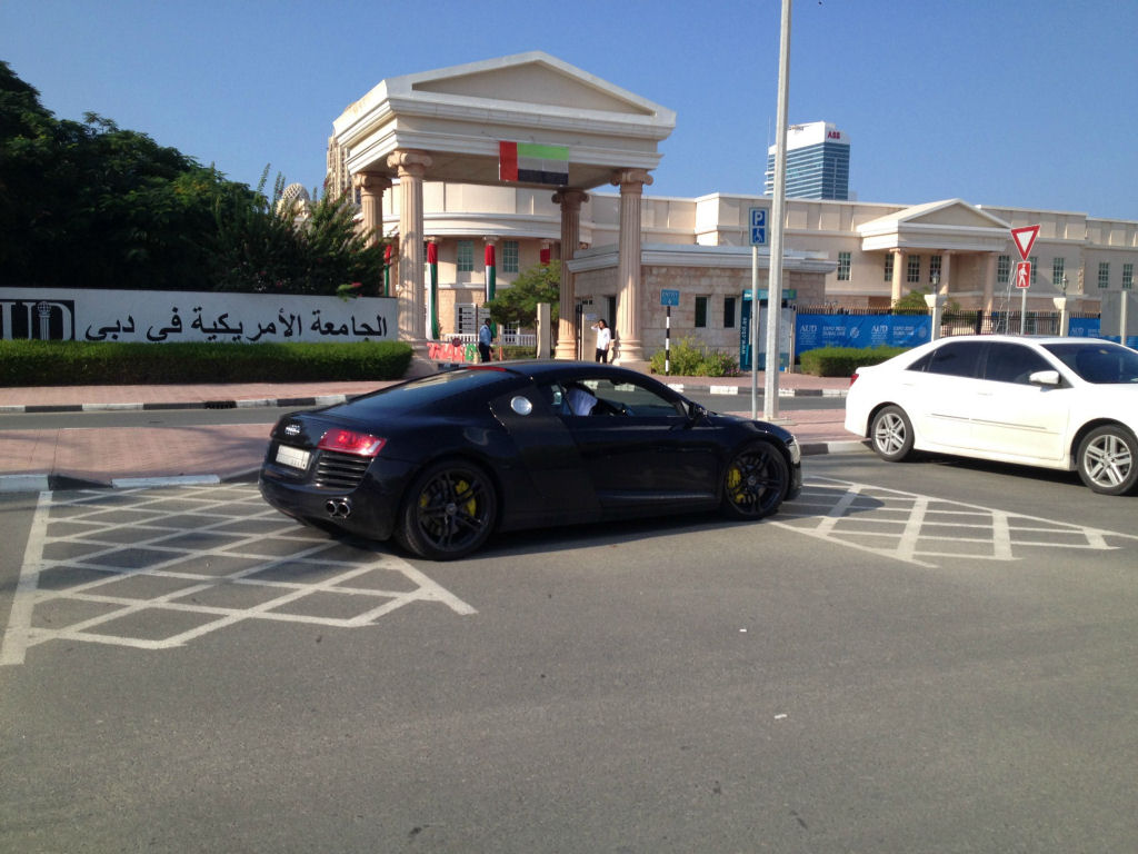 Estacionamento de universidade em Dubai se assemelha a uma exposio de carros de luxo 32