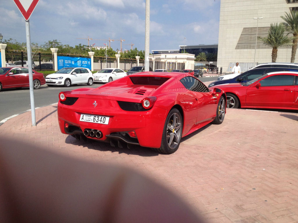 Estacionamento de universidade em Dubai se assemelha a uma exposio de carros de luxo 38