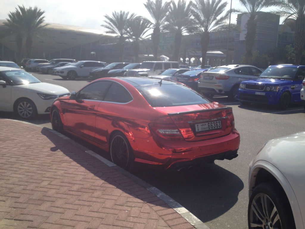 Estacionamento de universidade em Dubai se assemelha a uma exposio de carros de luxo 40