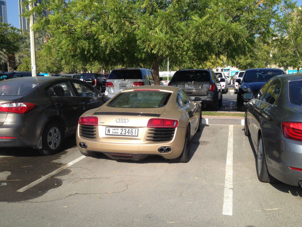 Estacionamento de universidade em Dubai se assemelha a uma exposio de carros de luxo 42