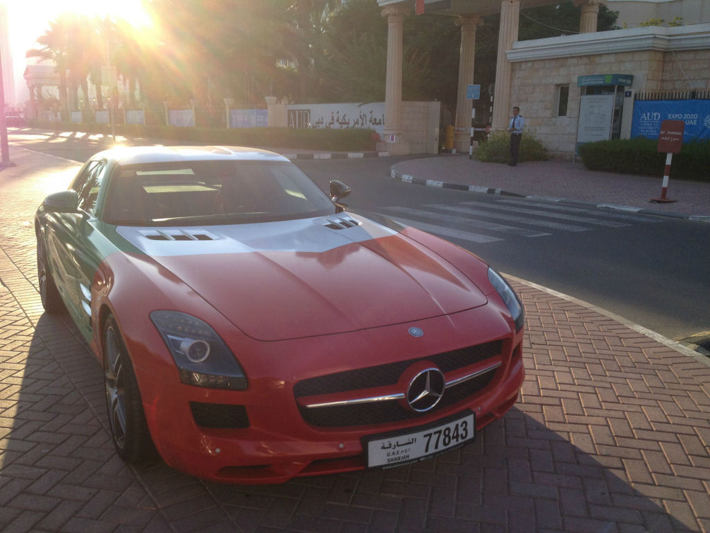 Estacionamento de universidade em Dubai se assemelha a uma exposio de carros de luxo 46