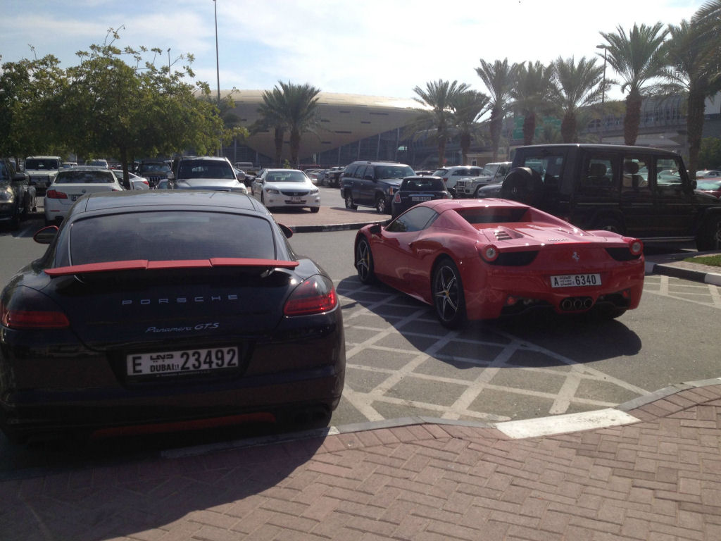 Estacionamento de universidade em Dubai se assemelha a uma exposio de carros de luxo 47
