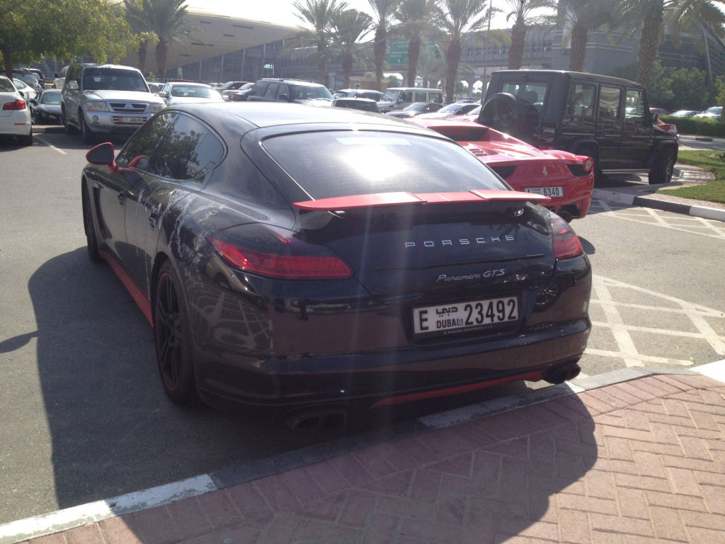 Estacionamento de universidade em Dubai se assemelha a uma exposio de carros de luxo 48
