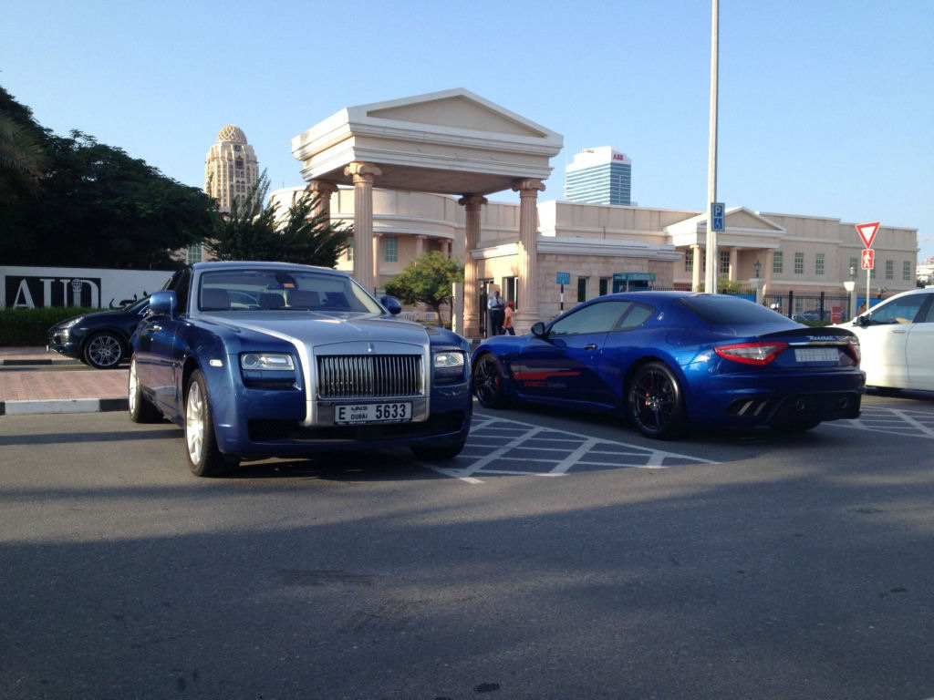 Estacionamento de universidade em Dubai se assemelha a uma exposio de carros de luxo 55