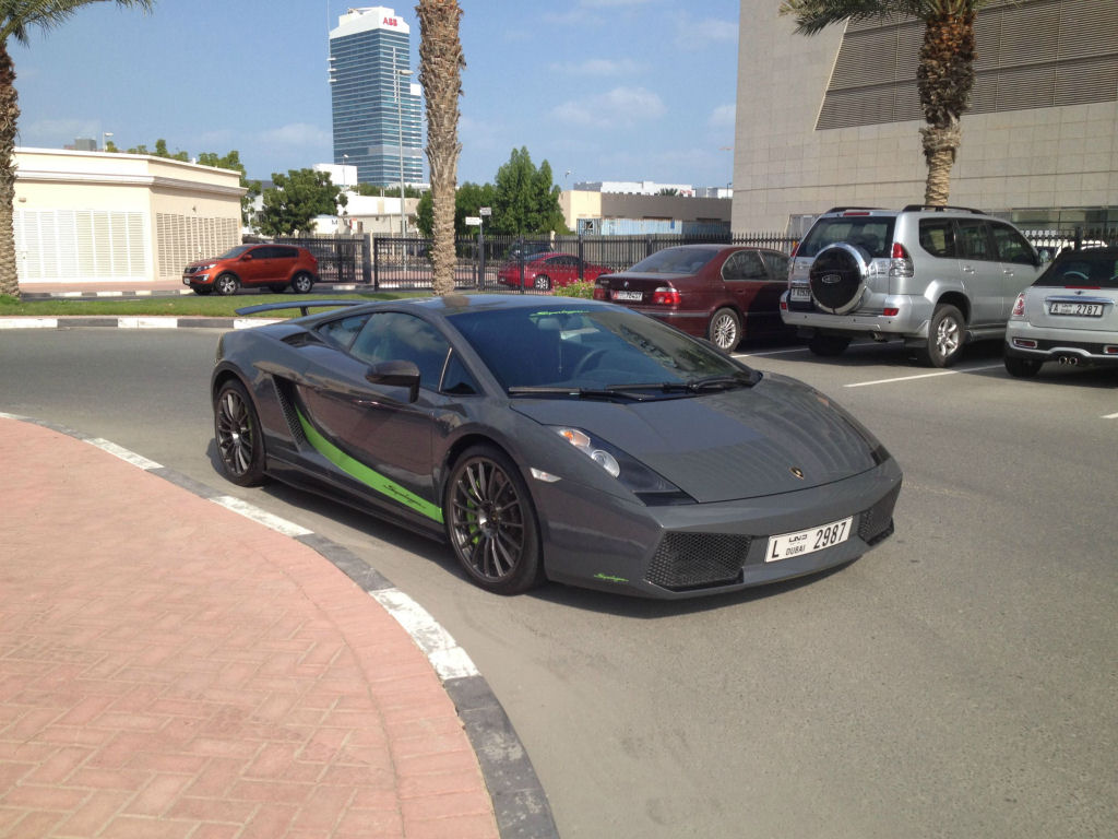 Estacionamento de universidade em Dubai se assemelha a uma exposio de carros de luxo 57