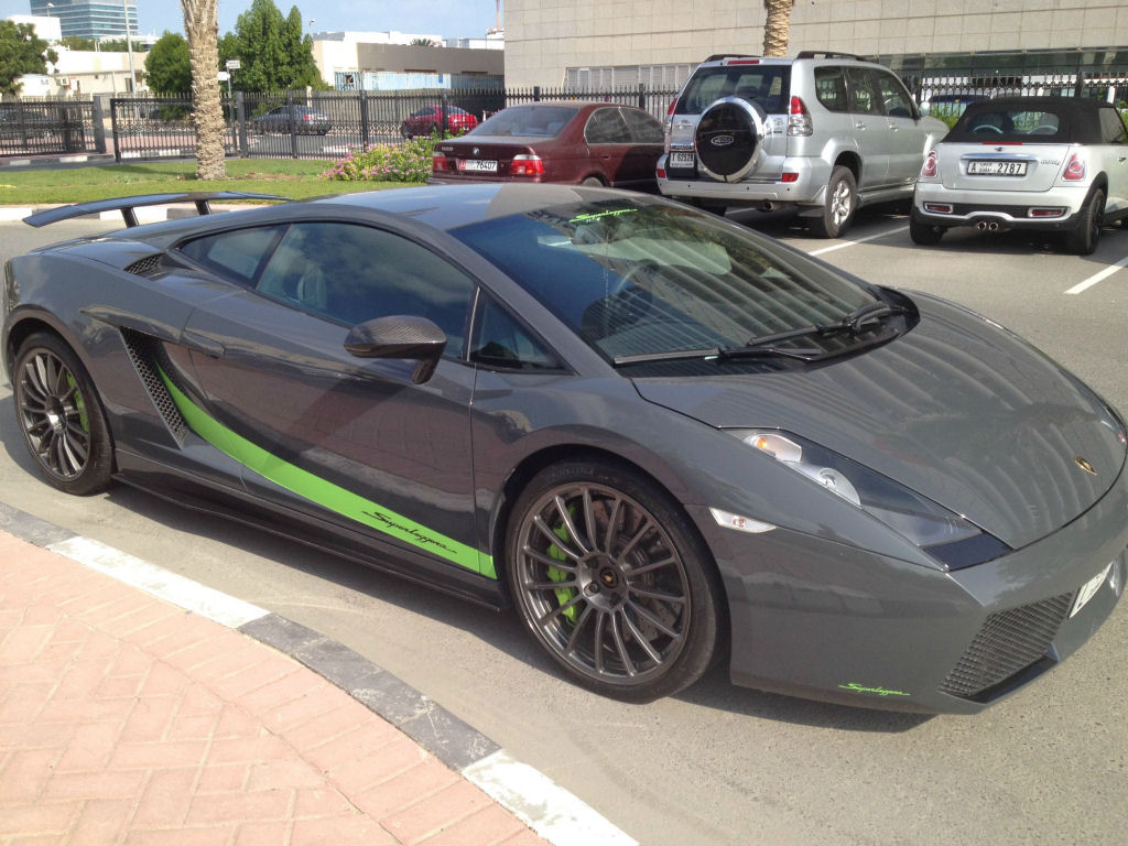 Estacionamento de universidade em Dubai se assemelha a uma exposio de carros de luxo 58
