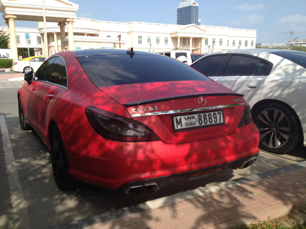 Estacionamento de universidade em Dubai se assemelha a uma exposio de carros de luxo 60