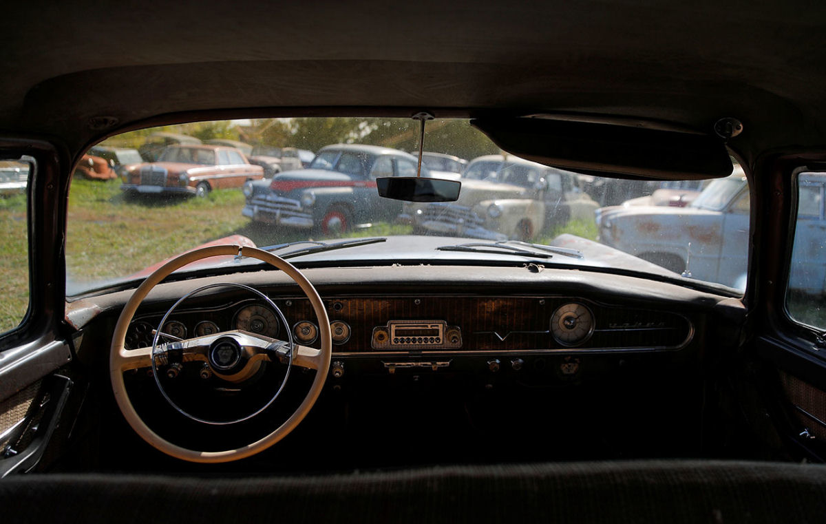 Um museu extraordinrio de carros da era sovitica ao ar livre 09