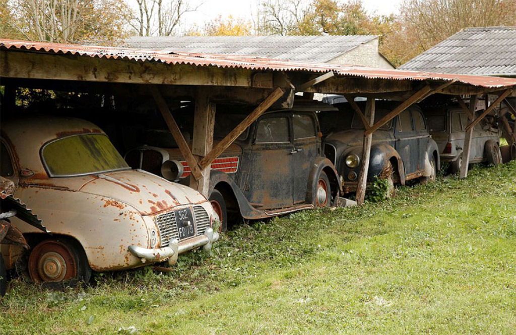 60 automveis clssicos abandonados a 50 anos em uma fazenda francesa valem ao menos 49 milhes de reais 02