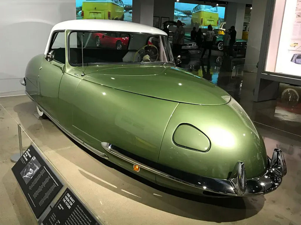 Davis Divan: o sed de trs rodas de 1948, apelidado de 'carro definitivo do futuro'