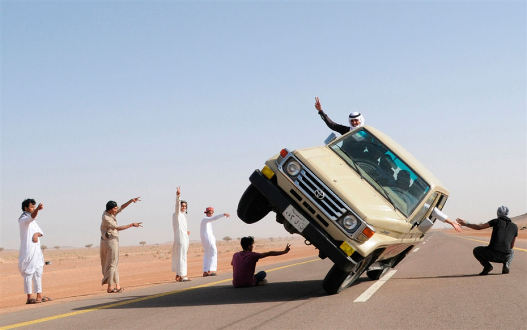 Jovens sauditas desafiam a morte fazendo malabarismos em carros com rodas inclinadas