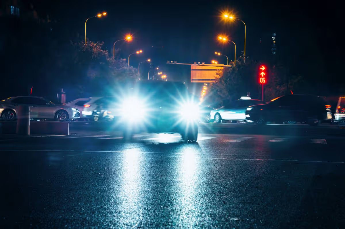 Quais os motivos levaram os faróis automotivos serem brancos e as lanternas traseiras vermelhas?
