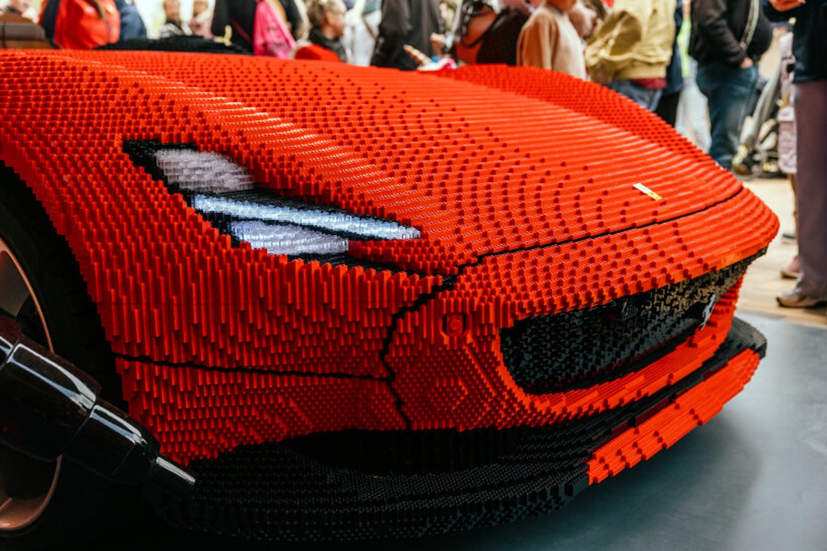 Legoland revela Ferrari em tamanho real feita com mais de 380.000 peas