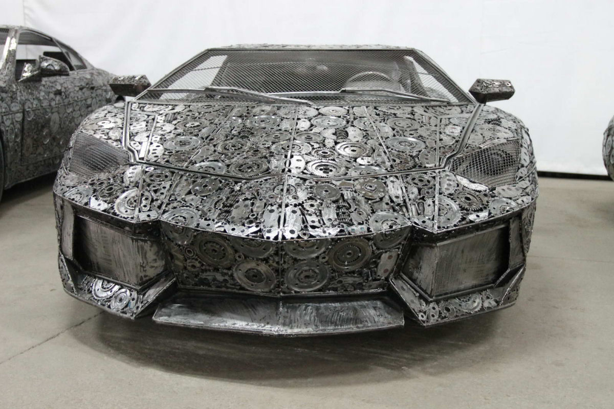 50 artistas invadiram um ferro-velho polons para construir uma coleo de carros de metal reciclado 03