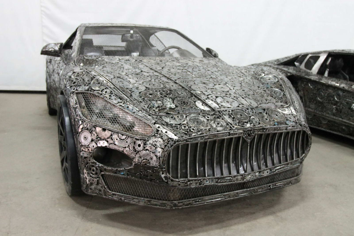 50 artistas invadiram um ferro-velho polons para construir uma coleo de carros de metal reciclado 04
