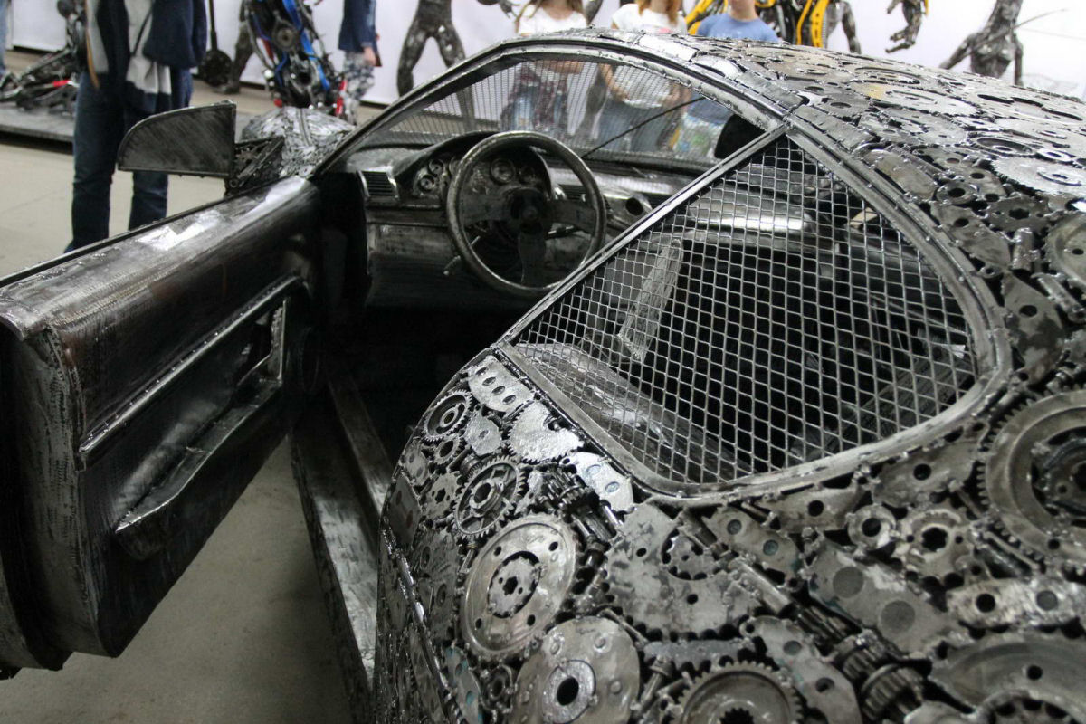 50 artistas invadiram um ferro-velho polons para construir uma coleo de carros de metal reciclado 05