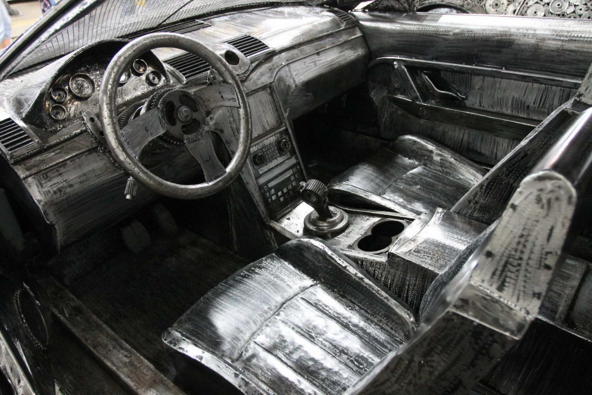 50 artistas invadiram um ferro-velho polons para construir uma coleo de carros de metal reciclado 06
