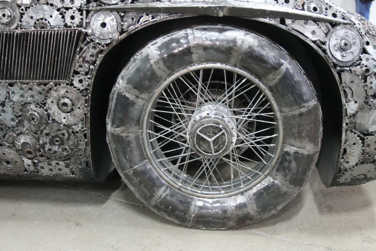 50 artistas invadiram um ferro-velho polons para construir uma coleo de carros de metal reciclado 07