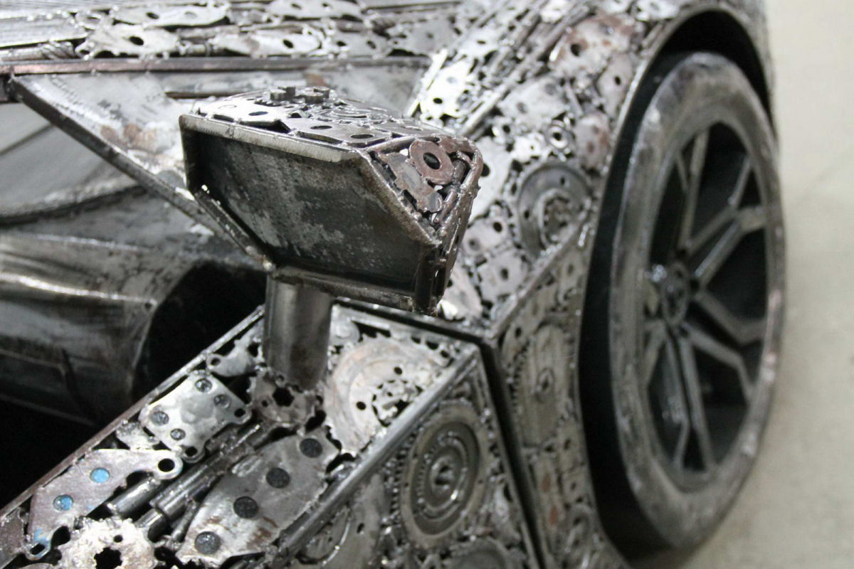 50 artistas invadiram um ferro-velho polons para construir uma coleo de carros de metal reciclado 08