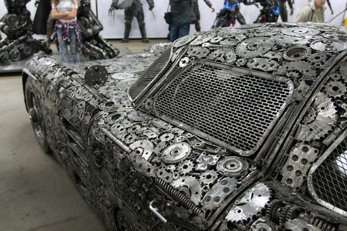 50 artistas invadiram um ferro-velho polons para construir uma coleo de carros de metal reciclado 09
