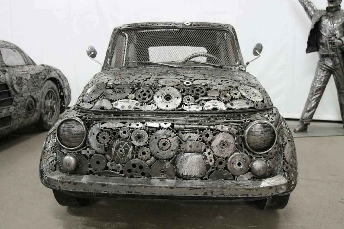 50 artistas invadiram um ferro-velho polons para construir uma coleo de carros de metal reciclado 10