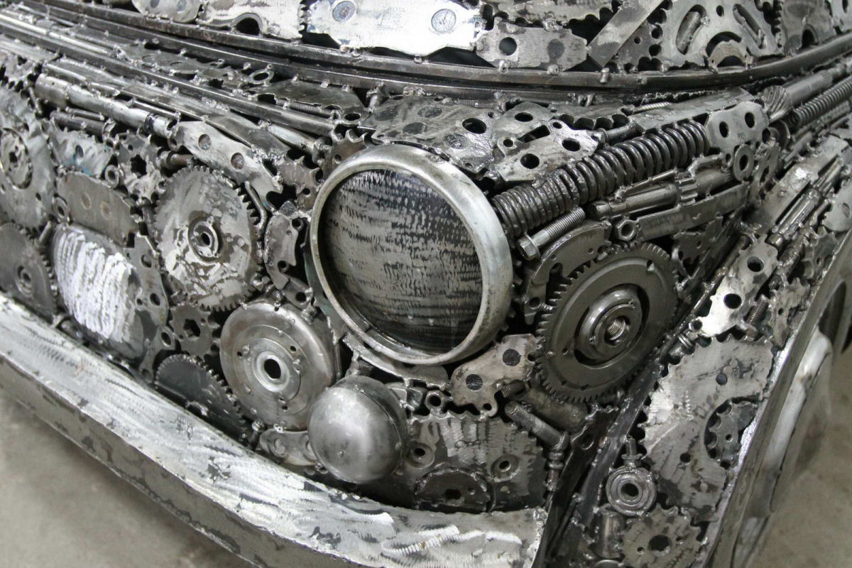 50 artistas invadiram um ferro-velho polons para construir uma coleo de carros de metal reciclado 11