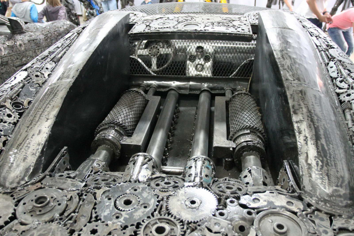 50 artistas invadiram um ferro-velho polons para construir uma coleo de carros de metal reciclado 13