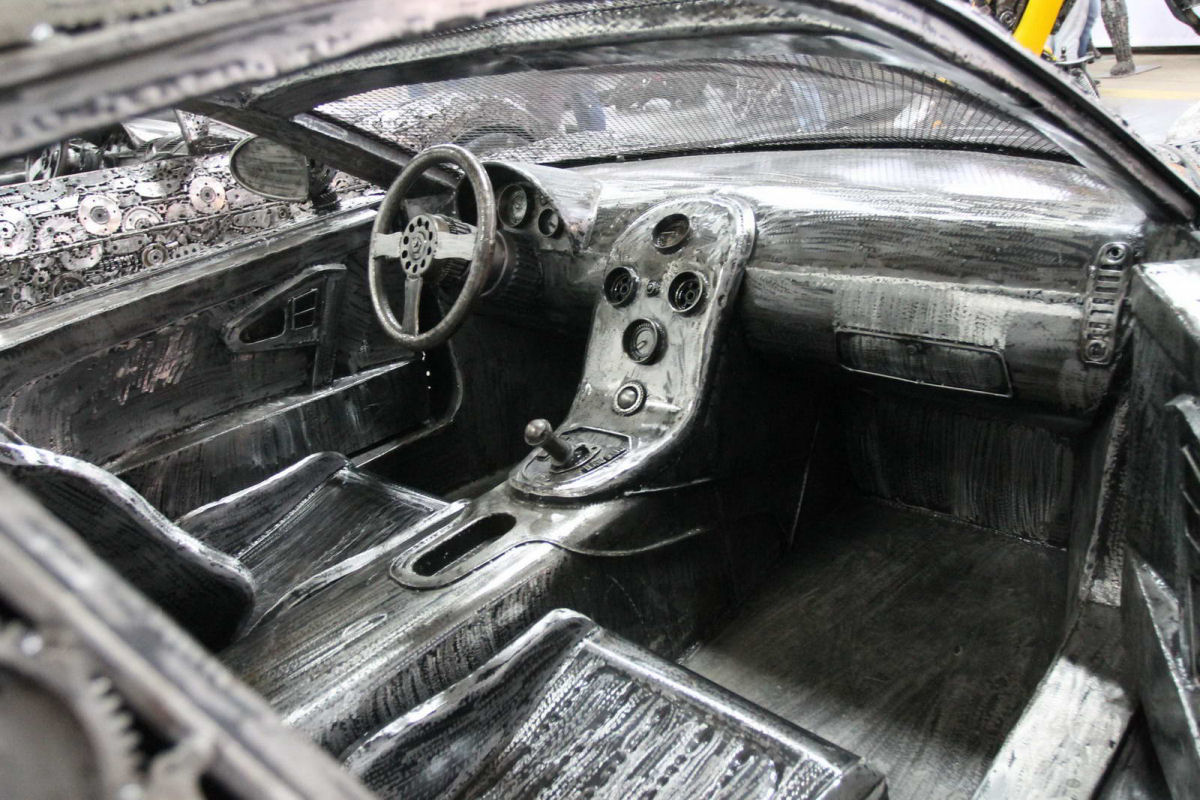50 artistas invadiram um ferro-velho polons para construir uma coleo de carros de metal reciclado 14