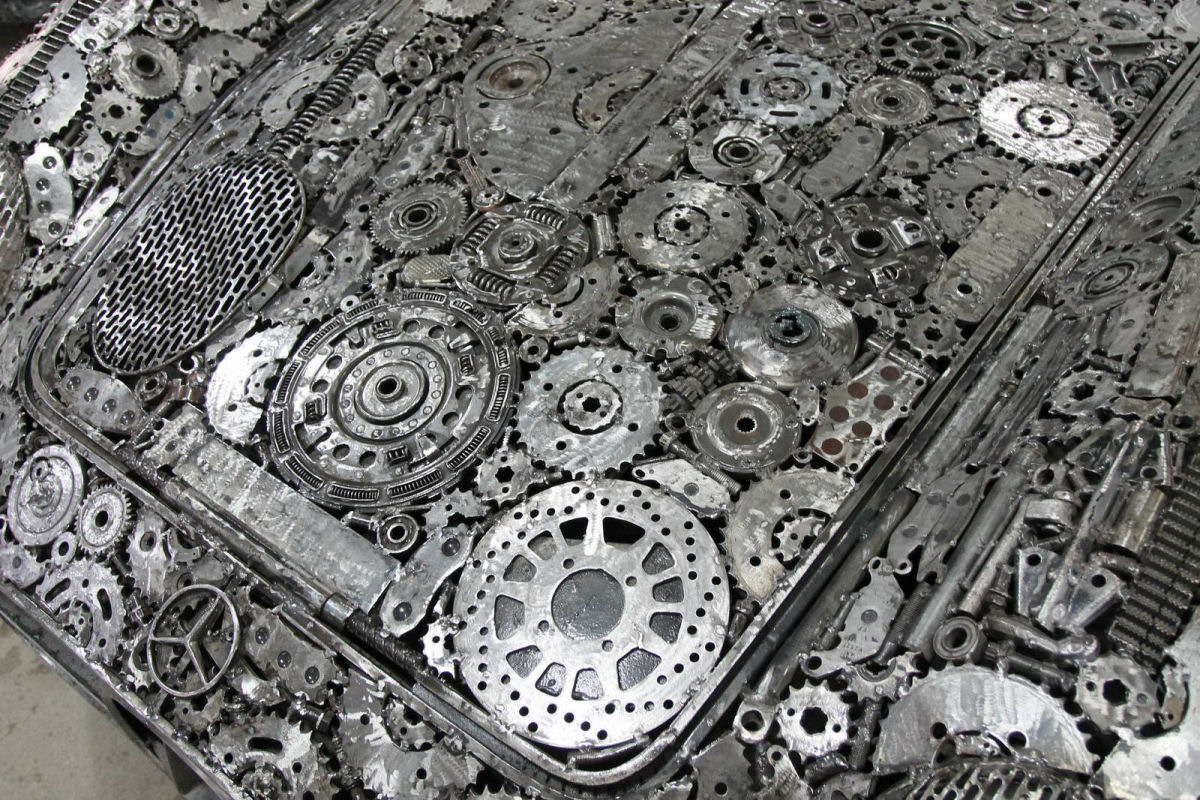 50 artistas invadiram um ferro-velho polons para construir uma coleo de carros de metal reciclado 15