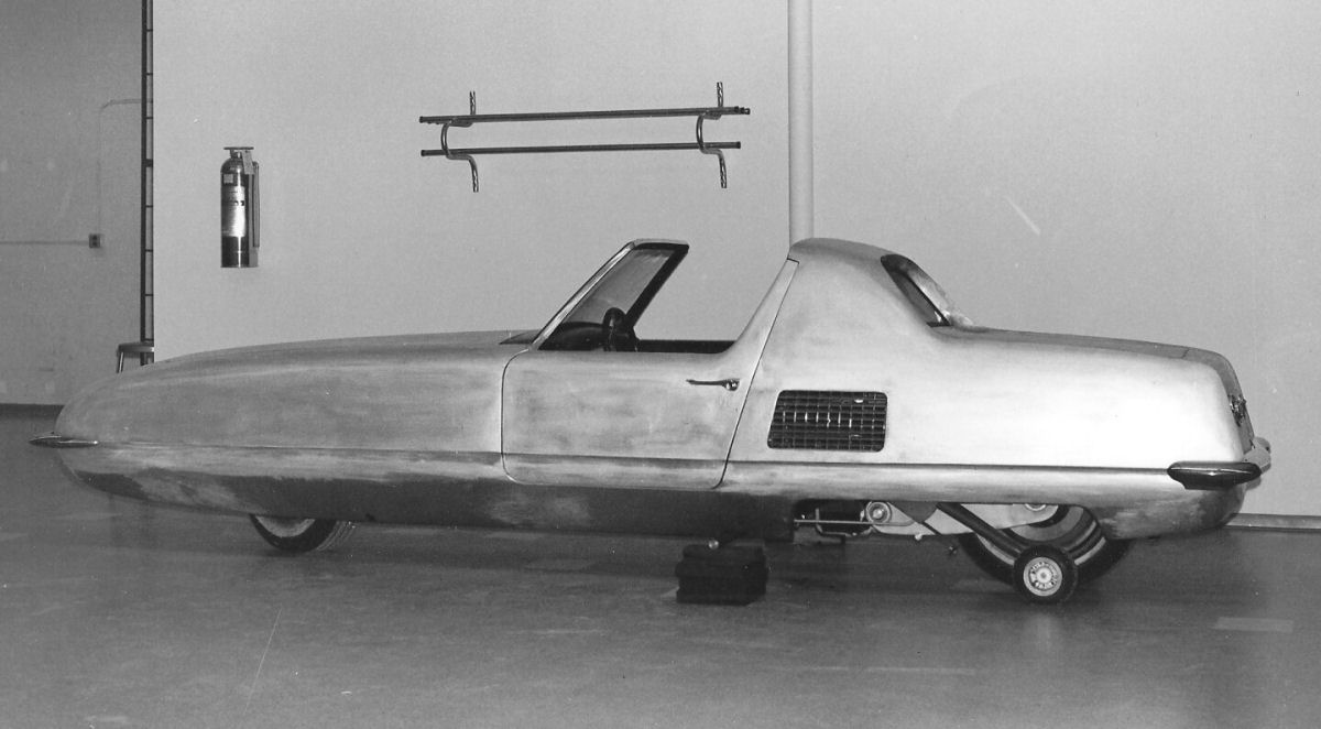 Gyro-X, o carro de duas rodas com autoequilíbrio de 1967