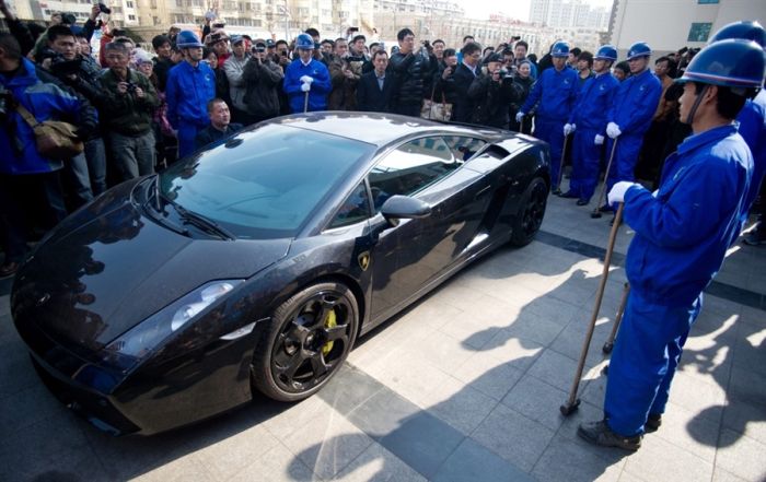 Dono de Lamborghini Gallardo destrói seu próprio carro em protesto aos direitos de consumidor