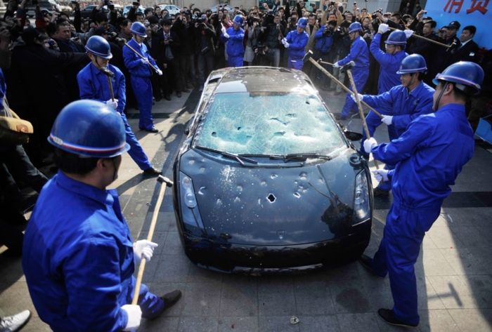 Dono de Lamborghini Gallardo destrói seu próprio carro em protesto aos direitos de consumidor