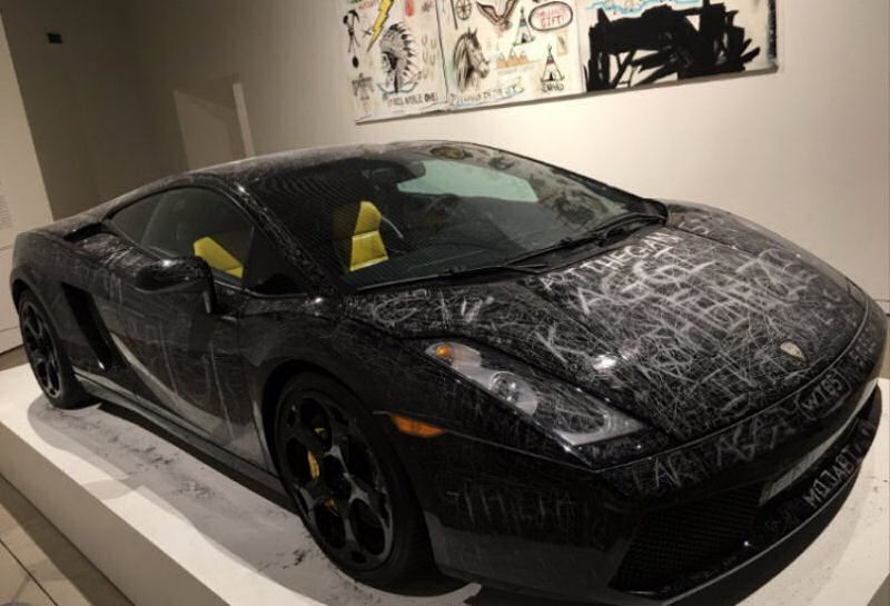 Museu Dinamarquês encoraja visitantes a riscar uma bela Lamborghini Gallardo