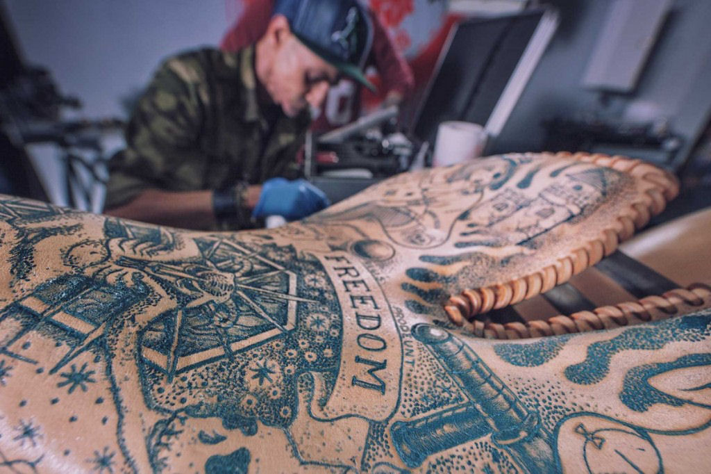 Artistas poloneses da tatuagem criam a primeira motocicleta tatuada do mundo 04