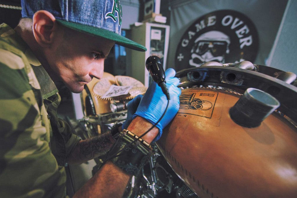 Artistas poloneses da tatuagem criam a primeira motocicleta tatuada do mundo 05