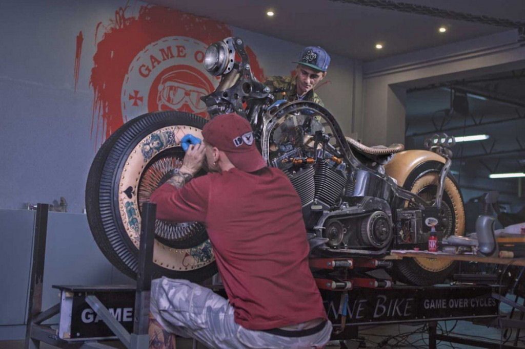 Artistas poloneses da tatuagem criam a primeira motocicleta tatuada do mundo 08