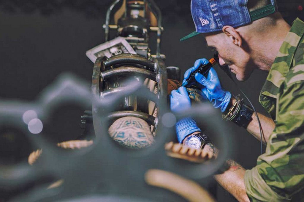Artistas poloneses da tatuagem criam a primeira motocicleta tatuada do mundo 09