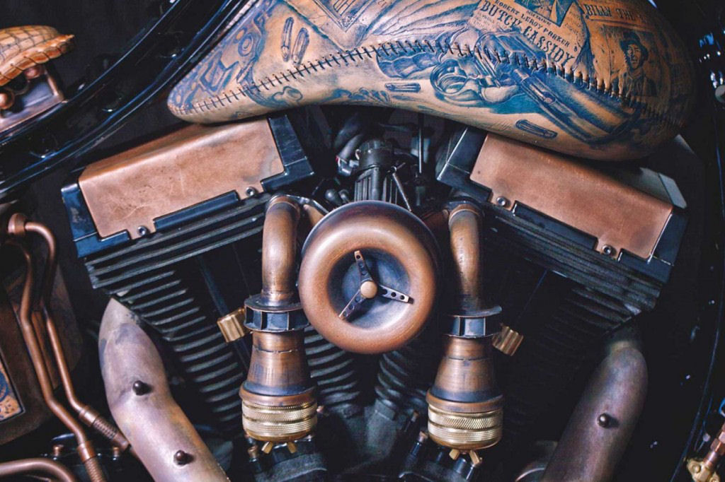 Artistas poloneses da tatuagem criam a primeira motocicleta tatuada do mundo 12