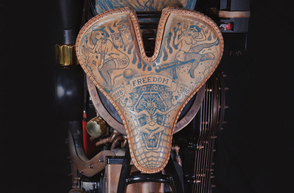 Artistas poloneses da tatuagem criam a primeira motocicleta tatuada do mundo 15