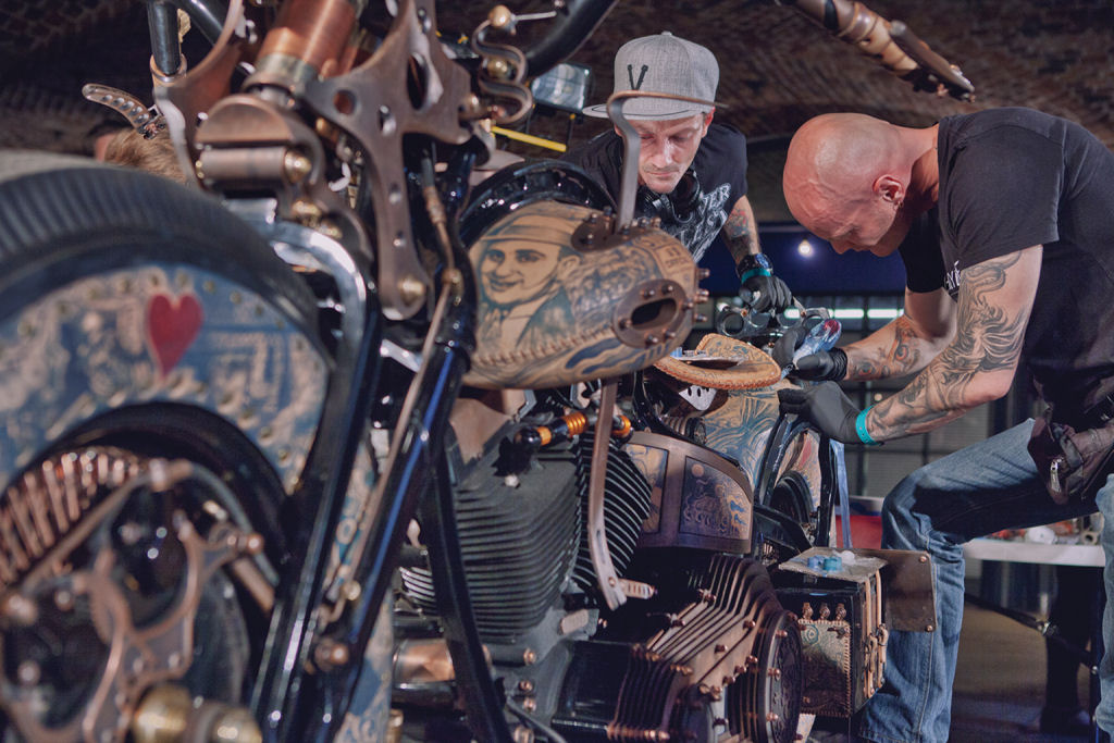 Artistas poloneses da tatuagem criam a primeira motocicleta tatuada do mundo 16