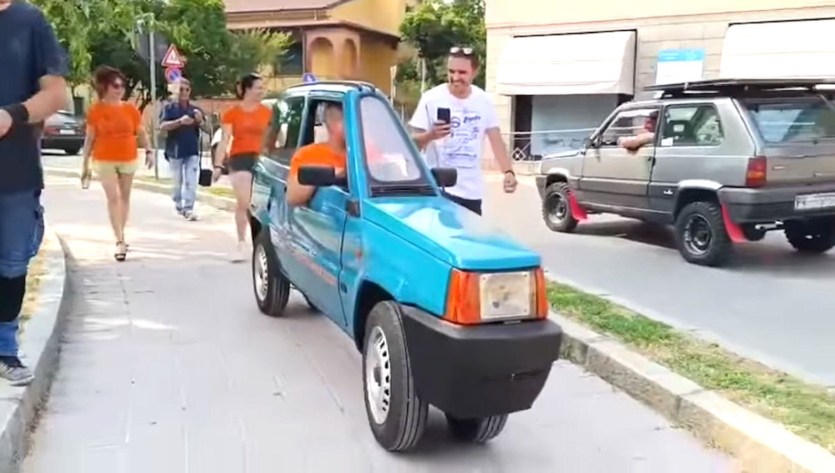 Mecânico italiano transforma Fiat Panda abandonado no carro funcional mais estreito do mundo