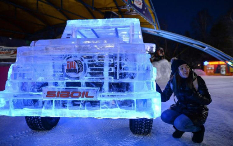 Russo constri um funcional SUV Mercedes G-Class com blocos de gelo